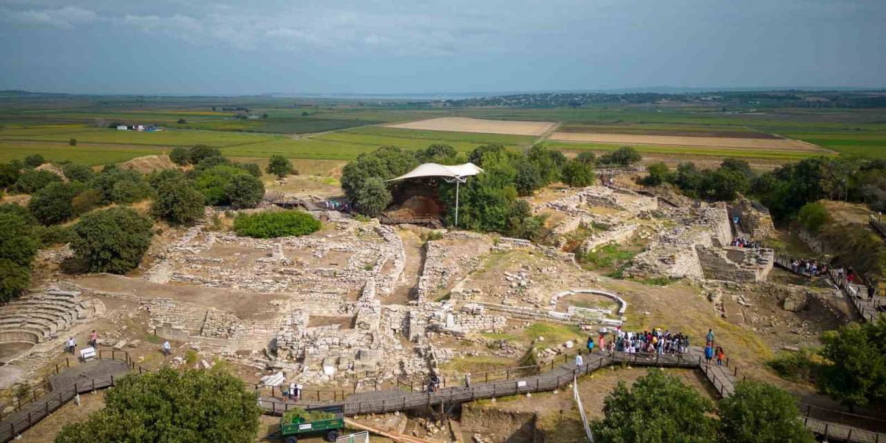’hektor’ Ve ’helen’, Yerli Ve Yabancı Turistleri Troya’ya Çekiyor
