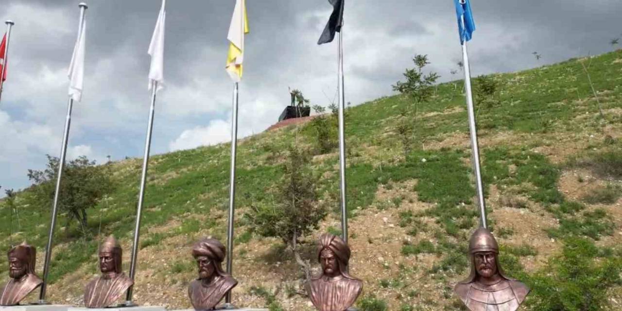 Tortum Şelalesi’ne Türk Büyükleri Anıtı