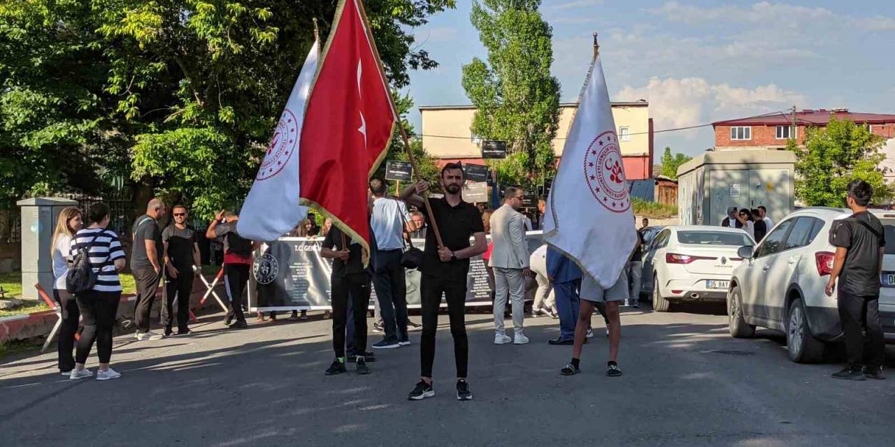 Analig Voleybolcuları Ardahan’da Kortej Yürüyüşü Yaptı