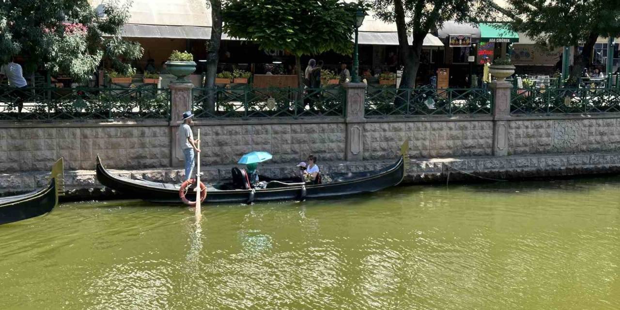 Gondol Turu Yaparken Şemsiye Açtı