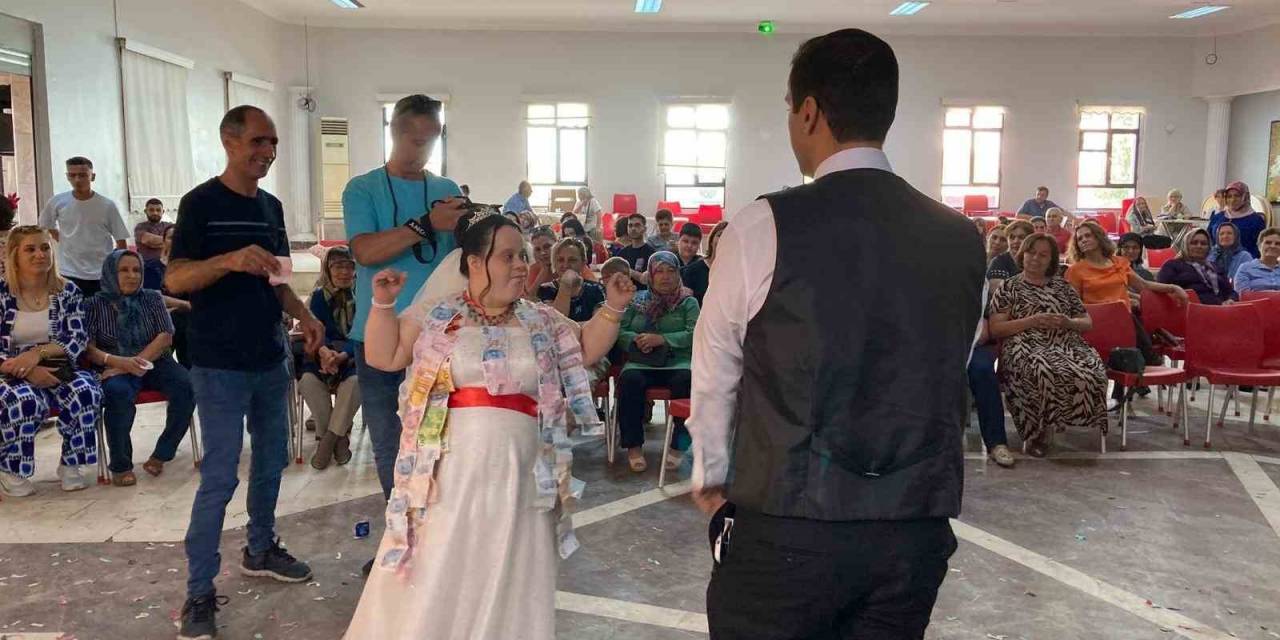 Down Sendromlu Kıza Gerçeği Aratmayacak Düğün