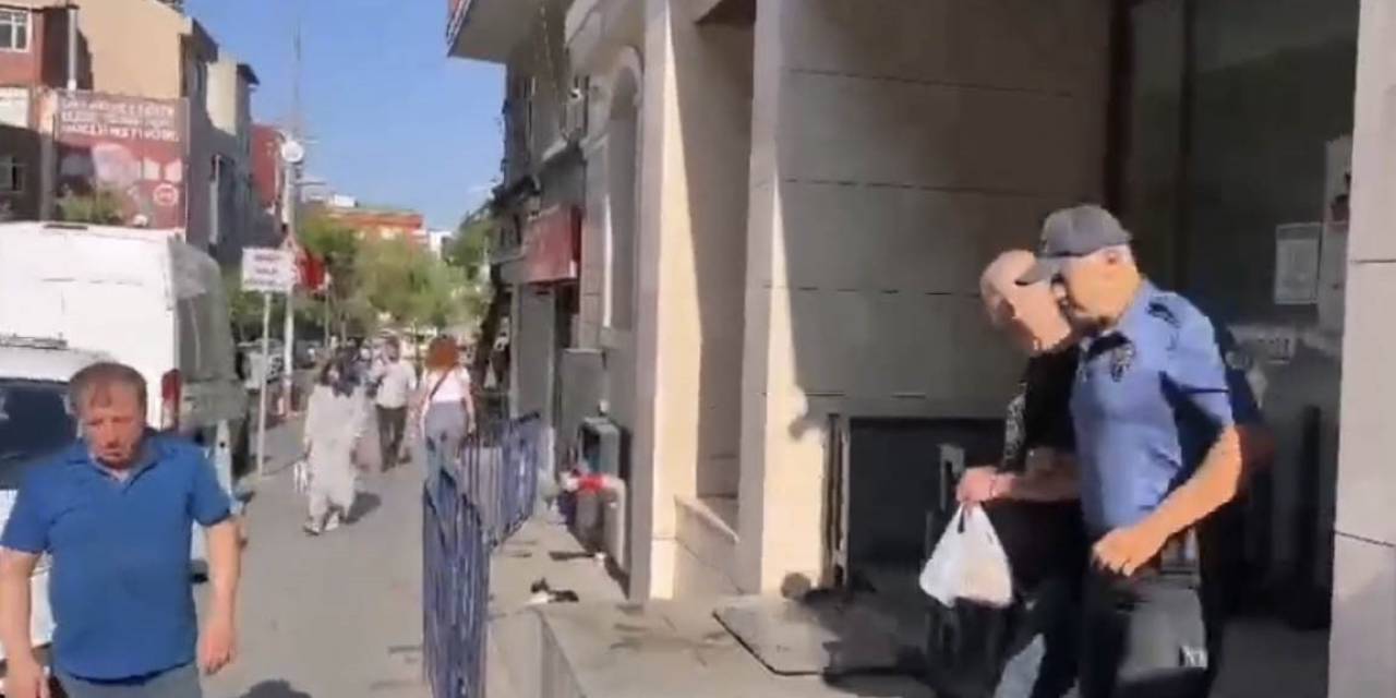 İstanbul’da Kadına Dehşeti Yaşatan Maganda Kamerada: Aracına Yumruk Ve Tekmeyle Saldırdı
