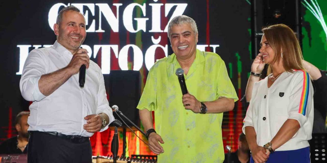 Yalova’da Kurtuluş Kutlaması Cengiz Kurtoğlu’yla Final Yaptı