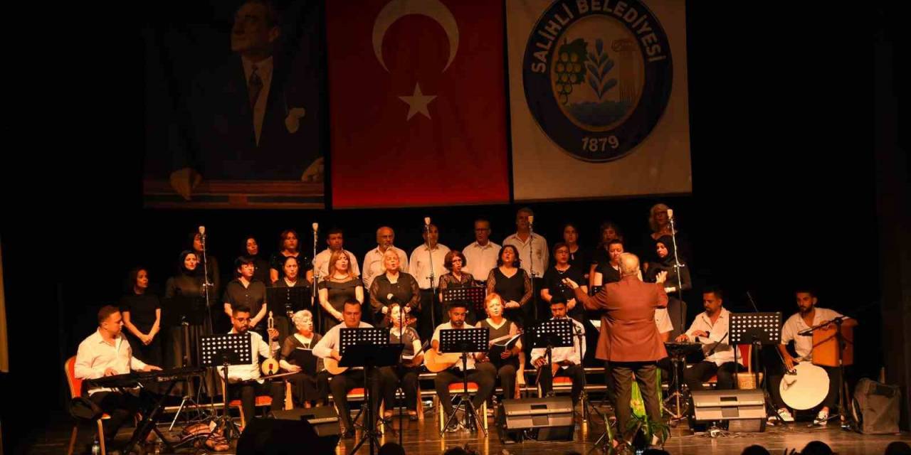 Salihli’de Halk Müziği Konseri Mest Etti