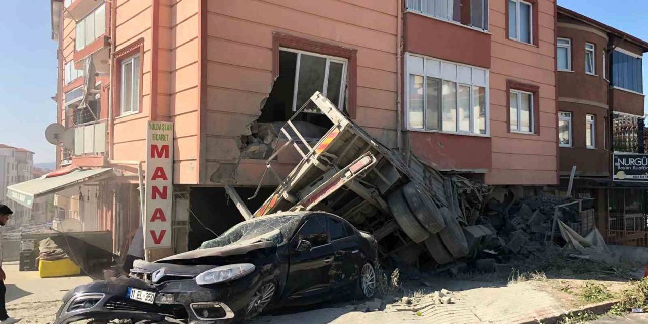 Bilecik’te Çimento Yüklü Kamyonun Frenleri Patlayınca Facia Yaşandı