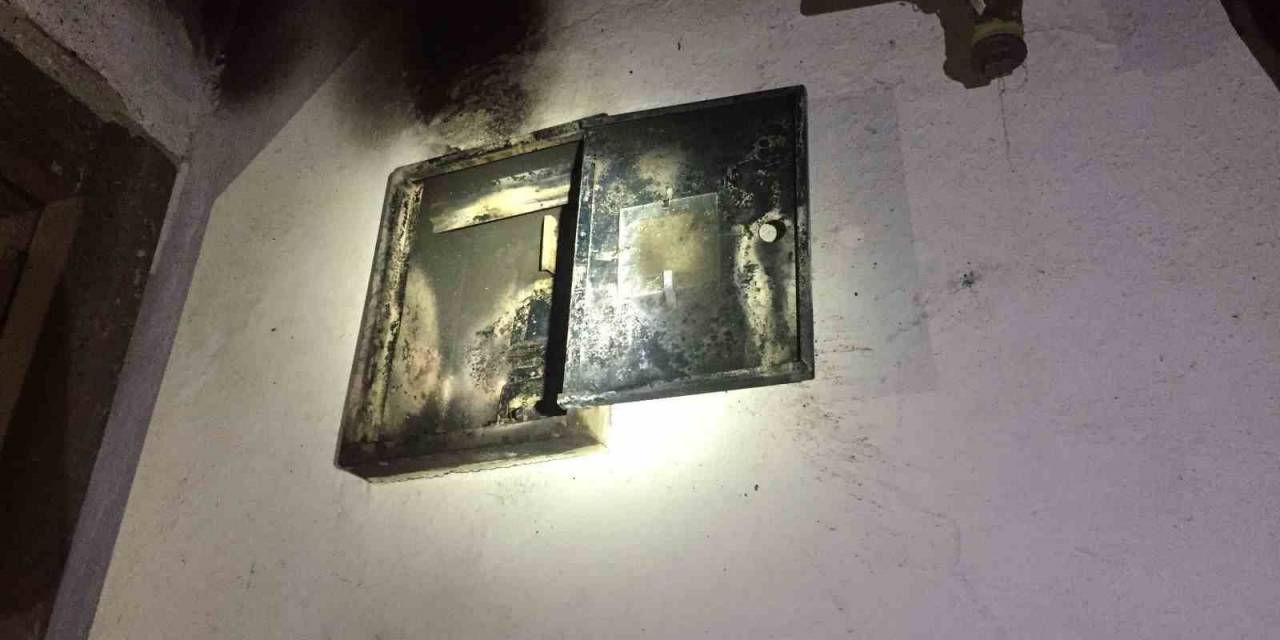 Elektrik Sayacında Çıkan Yangın Korkuttu