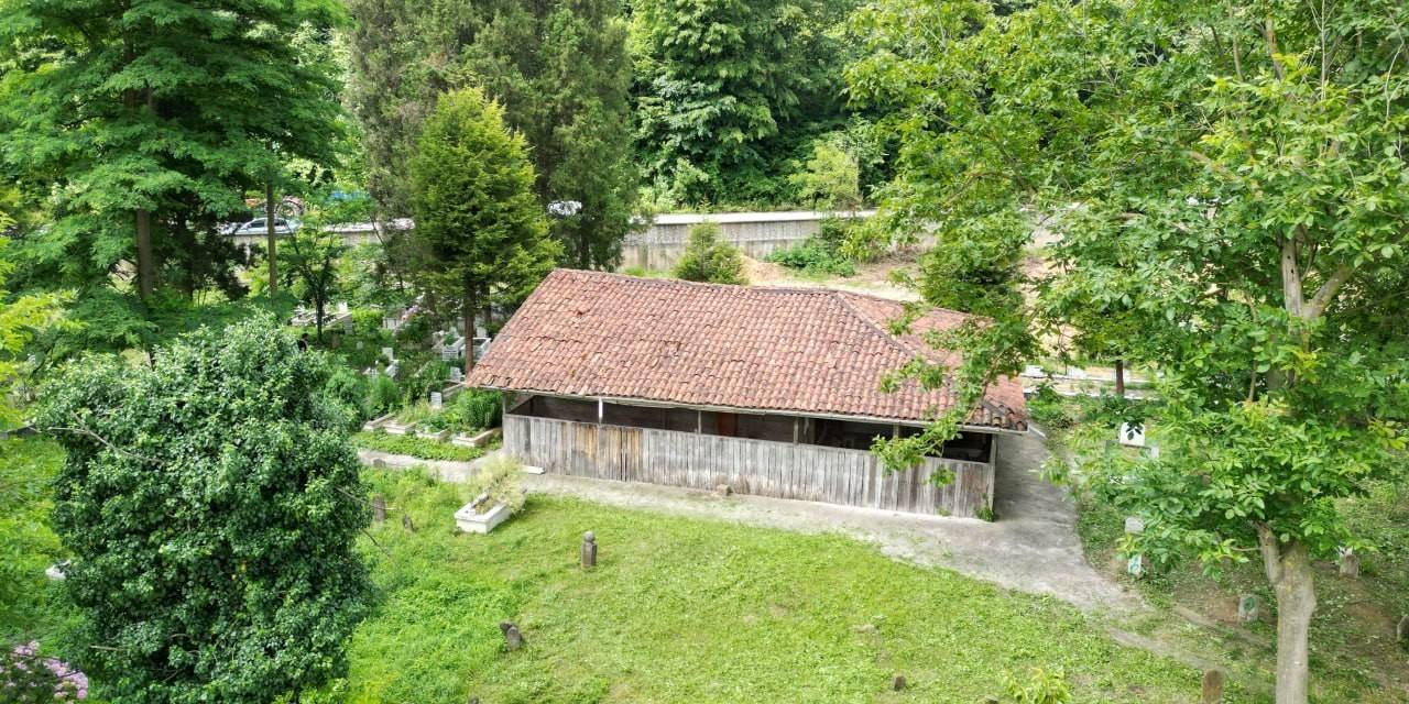 Mezarlık İçinde Unutulan Tarih, Koruma Altına Alınacağı Günü Bekliyor