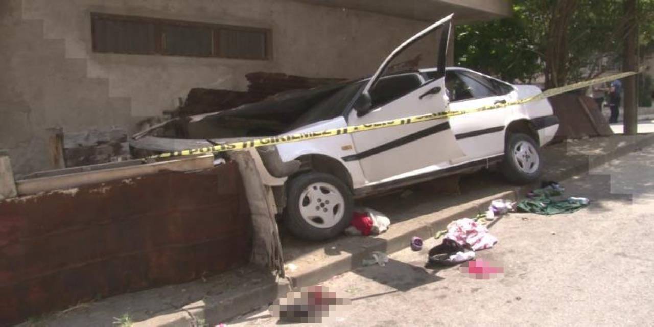 Otomobil Kaldırımda Oturanların Arasına Daldı: 1’i Ağır 3 Yaralı
