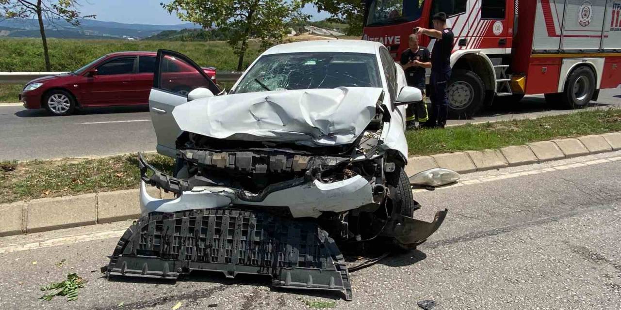 Kontrolden Çıkan Araç 2 Otomobil İle Çarpıştı: 3 Yaralı