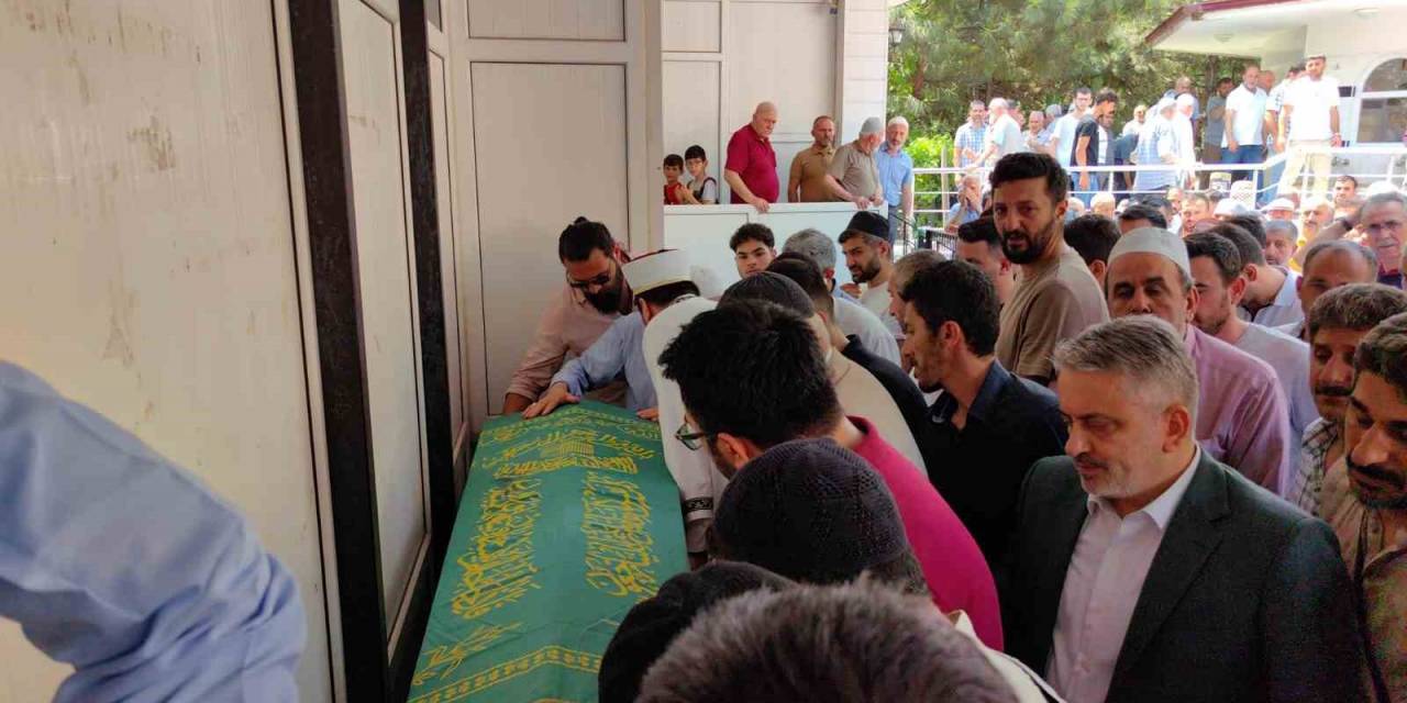 Gölde Boğulan Gencin Cenazesi Gözyaşları İçinde Kaldırıldı