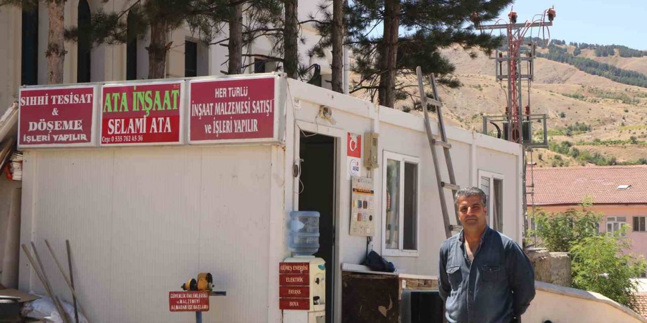 Deprem Sonrası Çok Sevdiği İlçeyi Terk Etmedi, 3 Yıldır Konteynerde Hizmet Veriyor
