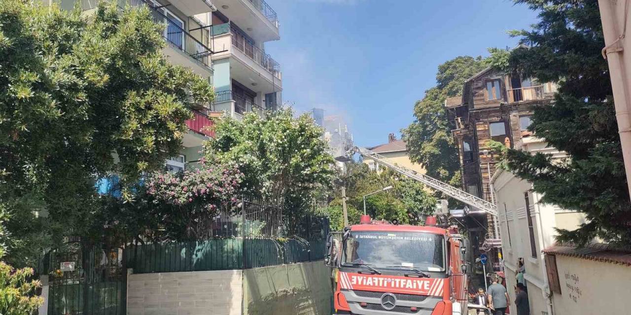 Sarıyer’de Kullanılmayan Ahşap Köşk Yandı