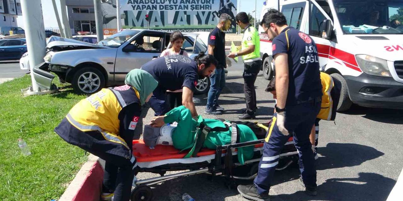 4 Kişinin Yaralandığı Kazada Şoka Giren Sürücü Araçtan İnmek İstemedi