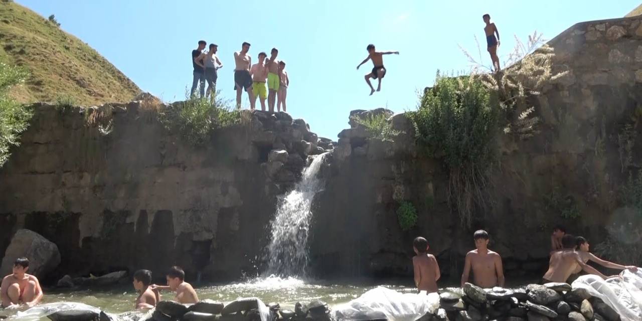 Muşlu Çocuklar Suda Halay Çekerek Serinledi