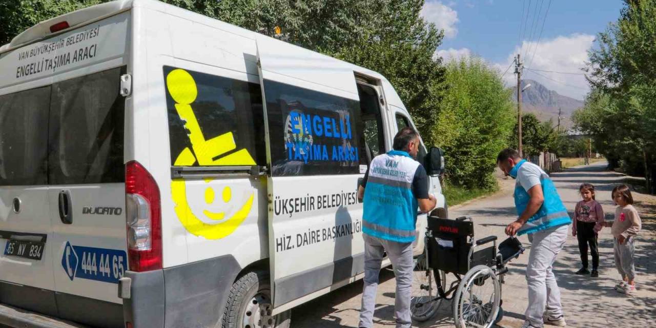 Van’da Engelli Vatandaşlara Tekerlekli Sandalye Ve Medikal Malzemesi Desteği