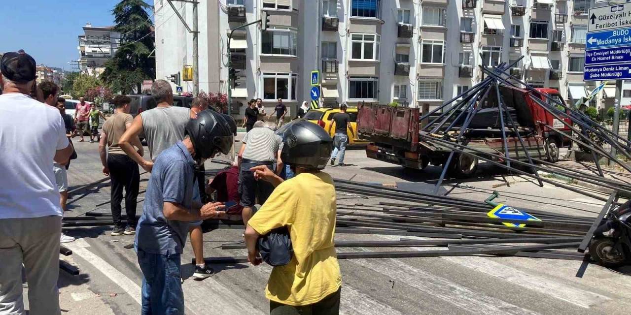 Bursa’da Freni Patlayan Kamyon Yaya Ve Araçları Biçti: 2 Yaralı