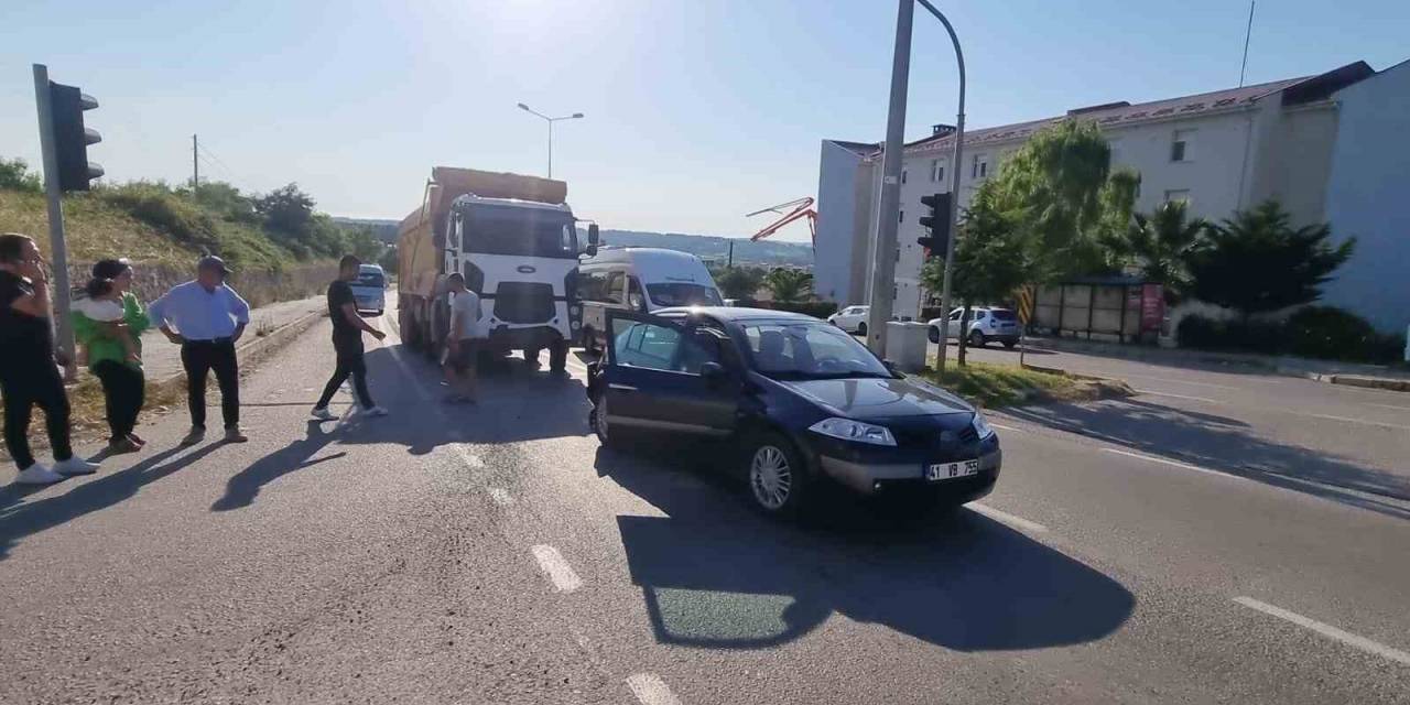 Sinop’ta Kamyon Kırmızı Işıkta Otomobile Çarptı: 1 Yaralı