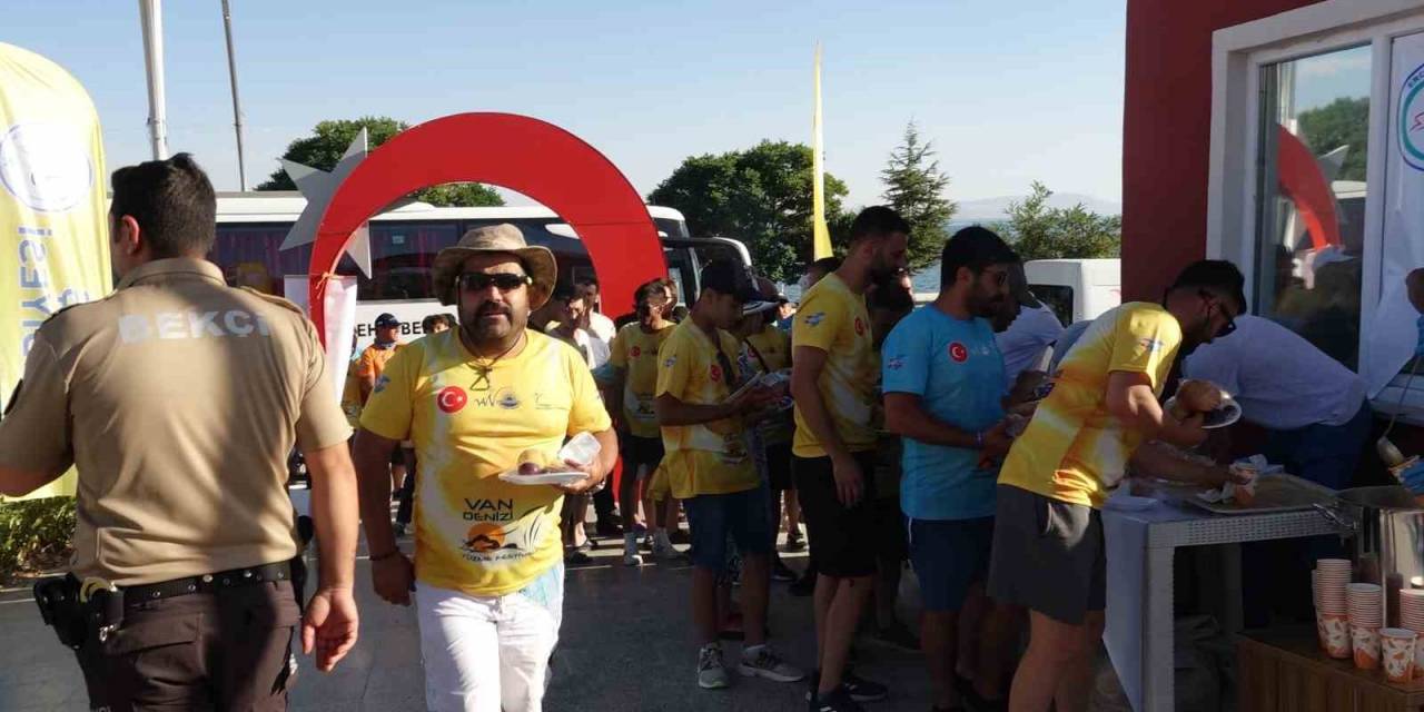 Aktivistlerden Van Gölü Kirlenmesin Mavi Kalsın Erciş İl Olsun Sloganı