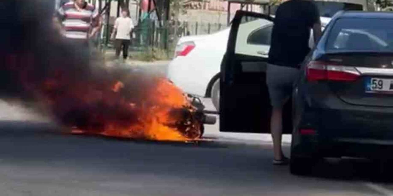 Yol Ortasında Alev Alan Motosiklet Patlayarak Kül Oldu