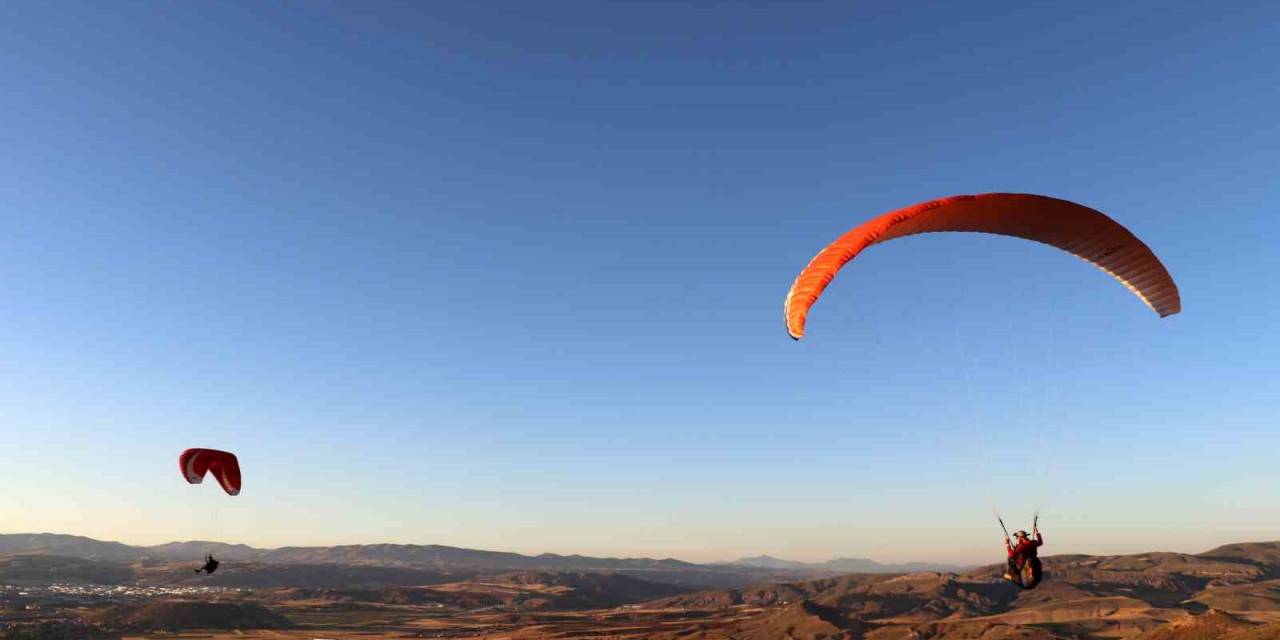 Sivas’ta Yapılamaz Denen Yamaç Paraşütü Sporu, Her Geçen Gün Biraz Daha Yaygınlaşıyor