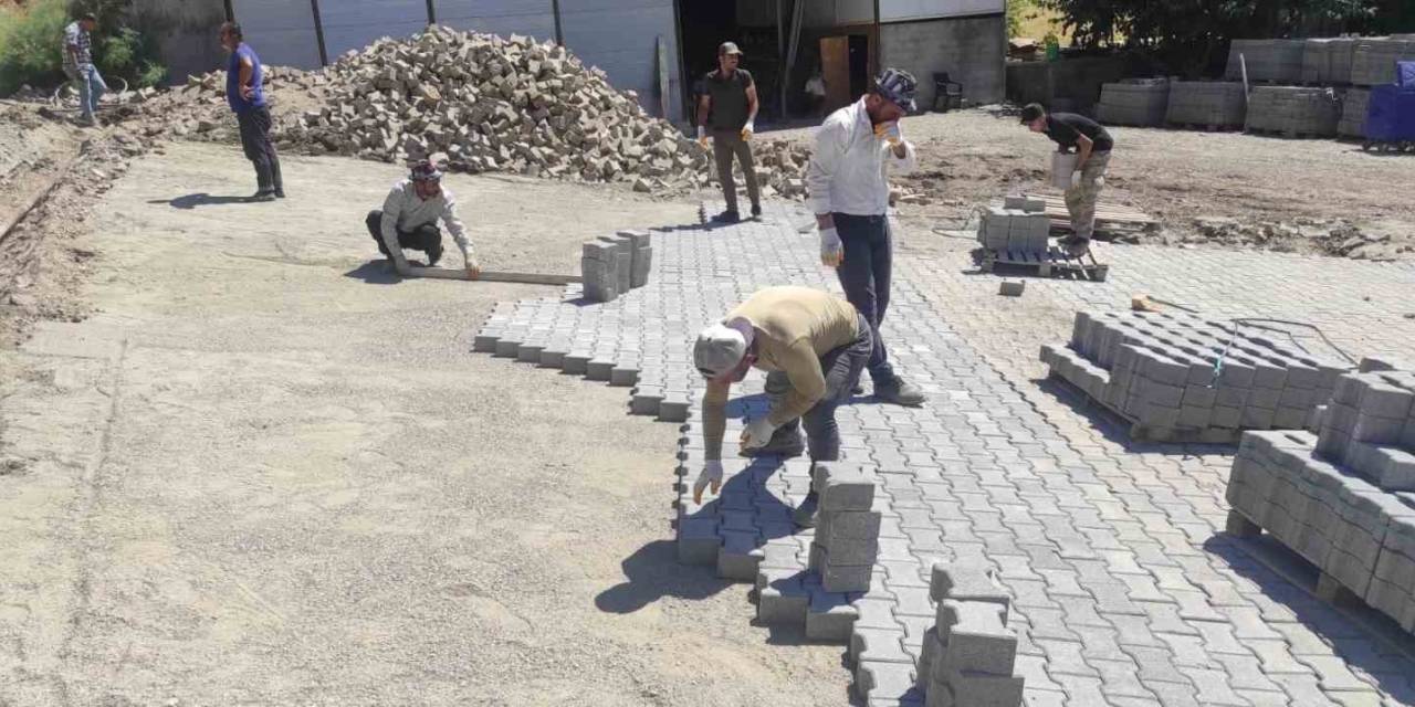 Aşırı Sıcaklara Rağmen Güneşin Altında Taş Döşeyerek Geçimlerini Sağlıyorlar