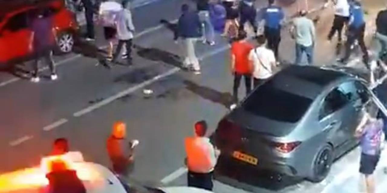 Çay Bahçesinden Sokağa Taşan Kavgada 15 Kişi Bir Birine Girdi
