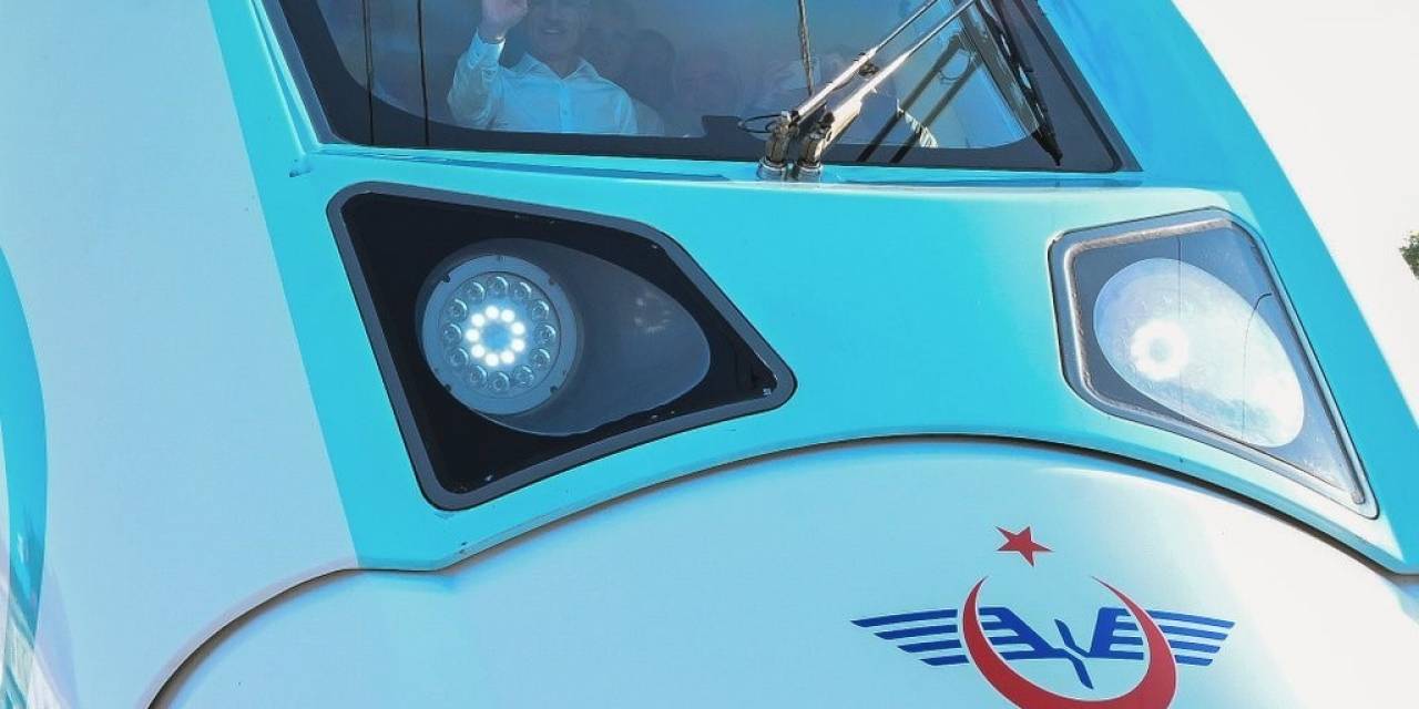 Bakan Uraloğlu, Kokpitine Geçtiği Milli Elektrikli Tren’i Test Etti