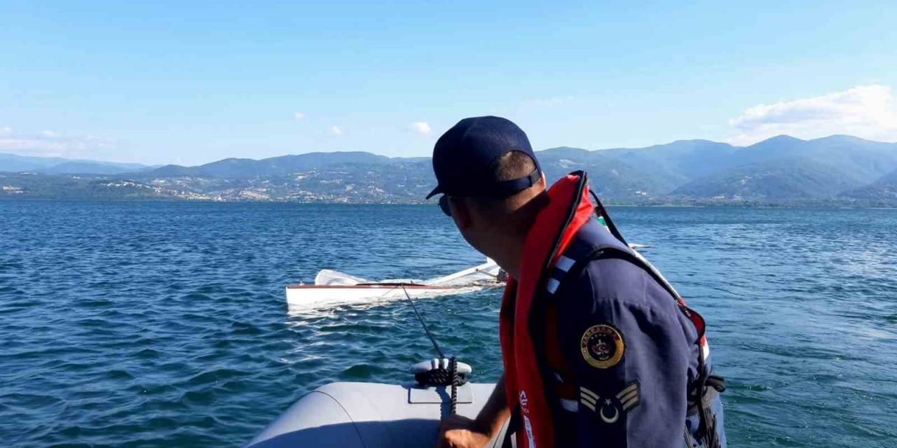 Sapanca Gölü’nde Mahsur Kalan Yelkenlinin İmdadına Jandarma Bot Timi Yetişti