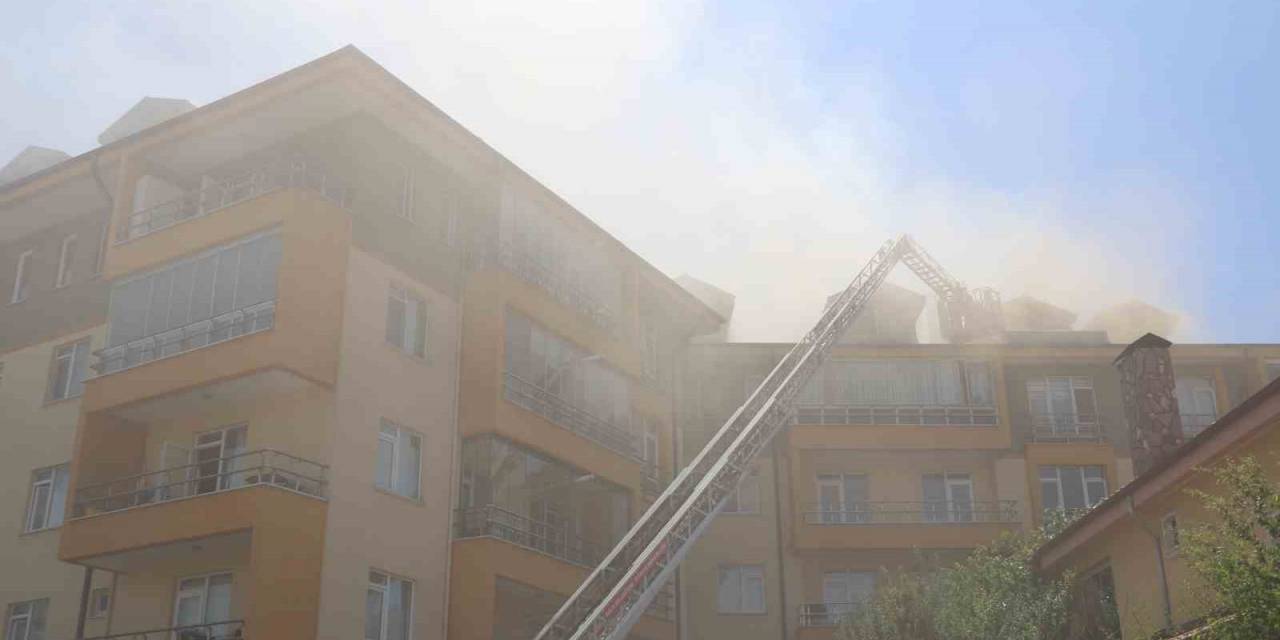 Bolu’da 5 Katlı Apartmanın Çatısı Alev Alev Yandı