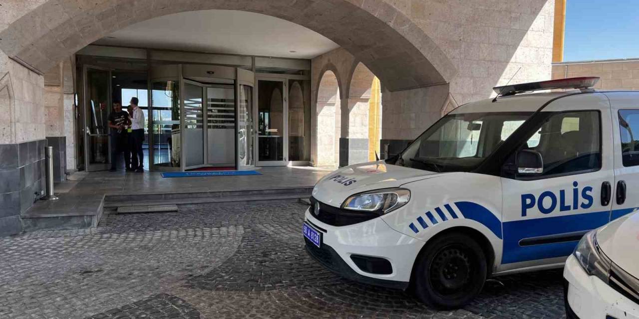 Gözü Dönen Koca, Eşini Ve Kızını Öldürdü