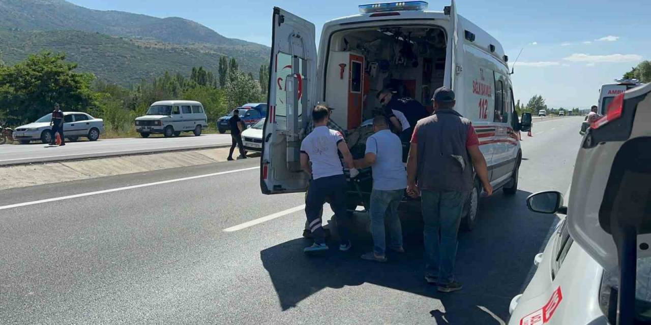 Afyonkarahisar’dan Mevsimlik İşçileri Taşıyan Minibüs Devrildi