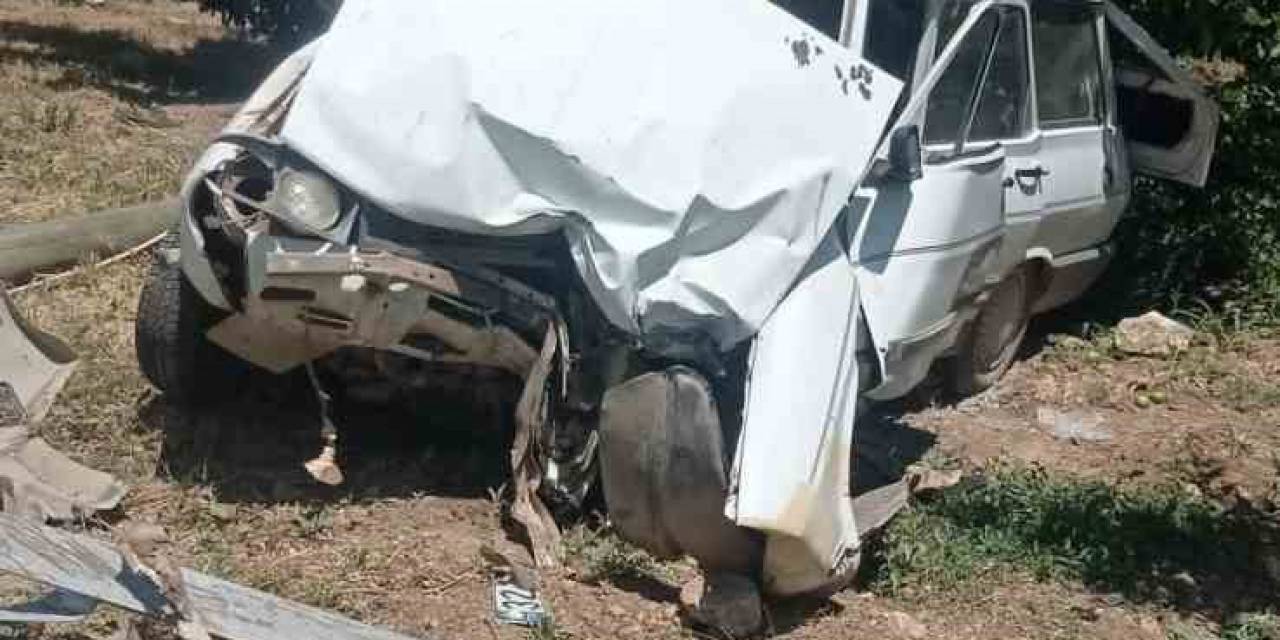 Isparta’da Kontrolden Çıkan Otomobil Elektrik Direğine Çarptı: 1 Yaralı