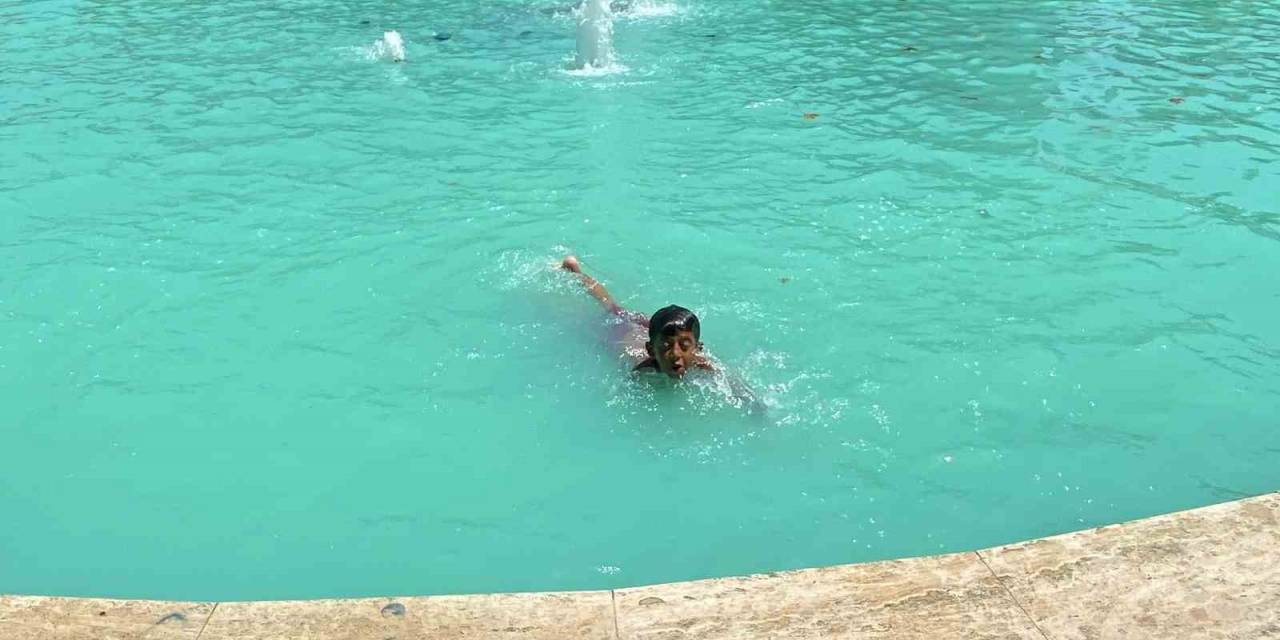 Kavurucu Çöl Sıcağında Vatandaşlar Gölgelik Alanlara, Çocuklar İse Süs Havuzuna Koştu