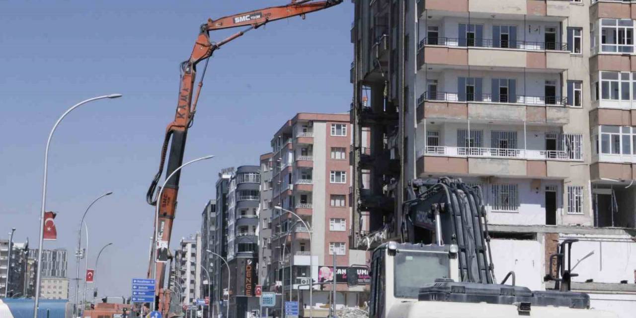 Ağır Hasarlı Binanın Yıkımında Polis Ve Operatörün Bayrak Hassasiyeti