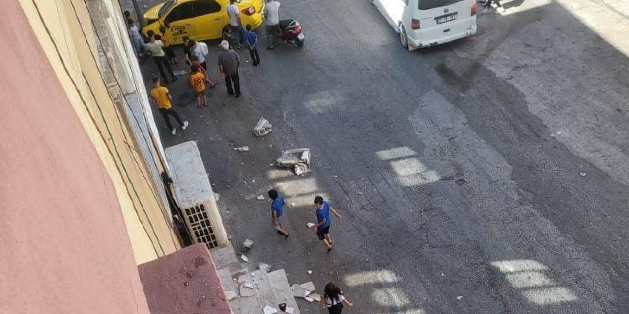 Taksi Yayaların Arasına Daldı: 3’ü Ağır, 5 Yaralı