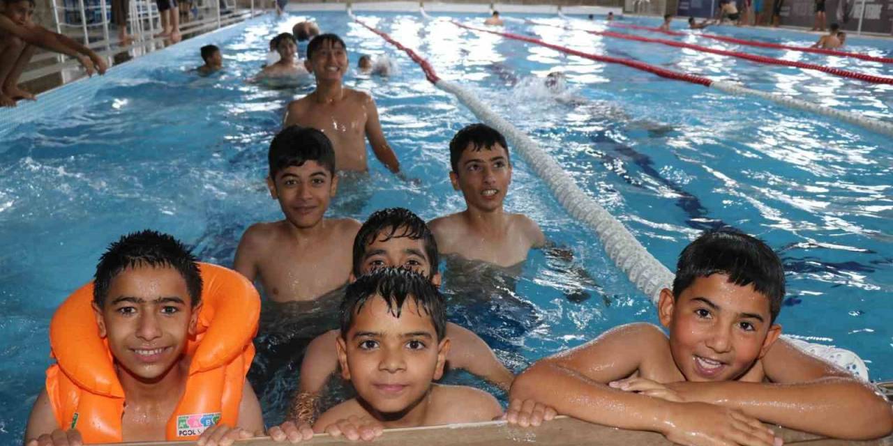 Yaz Aylarında Yüzme Havuzları Çocukların Ve Gençlerin Vazgeçilmezi Oldu