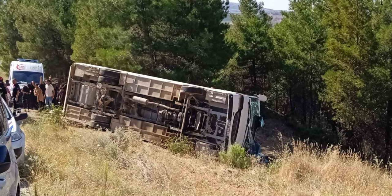 Ekmek Parası İçin Urfa’dan Denizli’ye Gelen İşçileri Taşıyan Servis Şarampole Devrildi