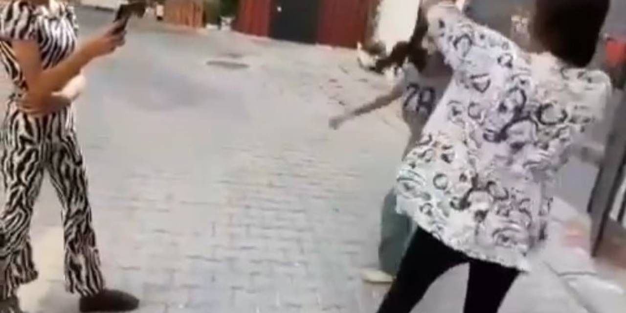 İzmir’de Kızlar Saç Saça Baş Başa Kavga Etti, O Anlar Kameraya Yansıdı