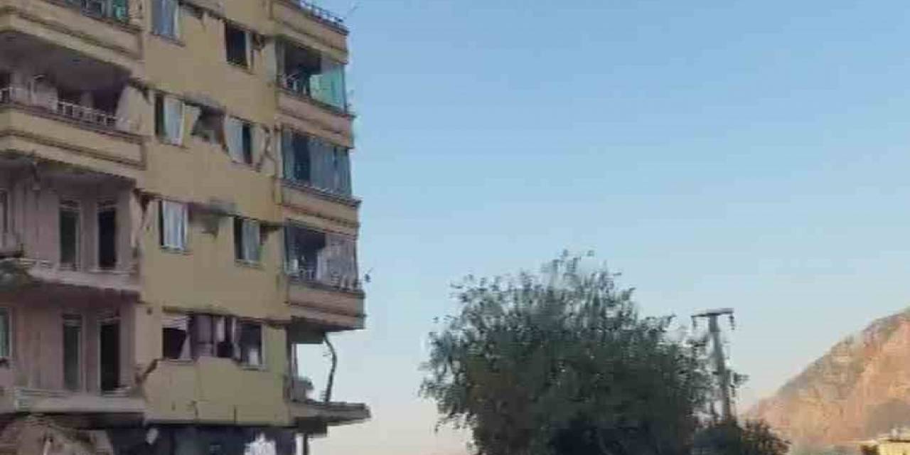 Film Gibi İzlediler, Binanın Çökmesiyle Neye Uğradıklarını Şaşırdılar: O Anlar Kamerada