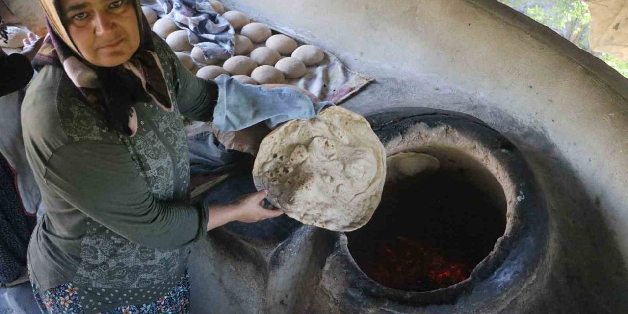 Depremzede Kadınların Afrika Sıcağında, Tandır Başında Zorlu Mesaisi