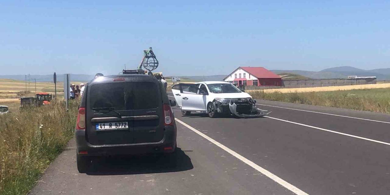 Kars’ta Otomobil İle Traktör Çarpıştı