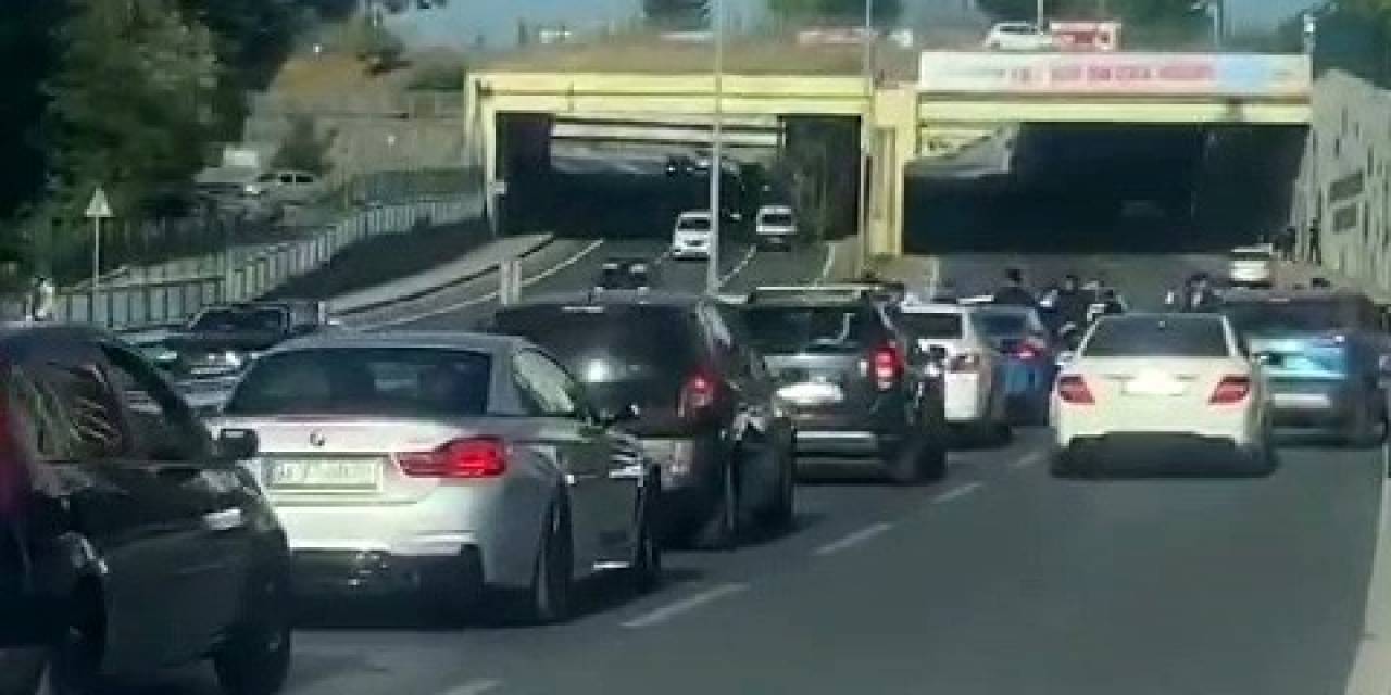 Düğün Konvoyunda Yolu Kapatıp Havaya Ateş Açan Magandalar Kameraya Yansıdı