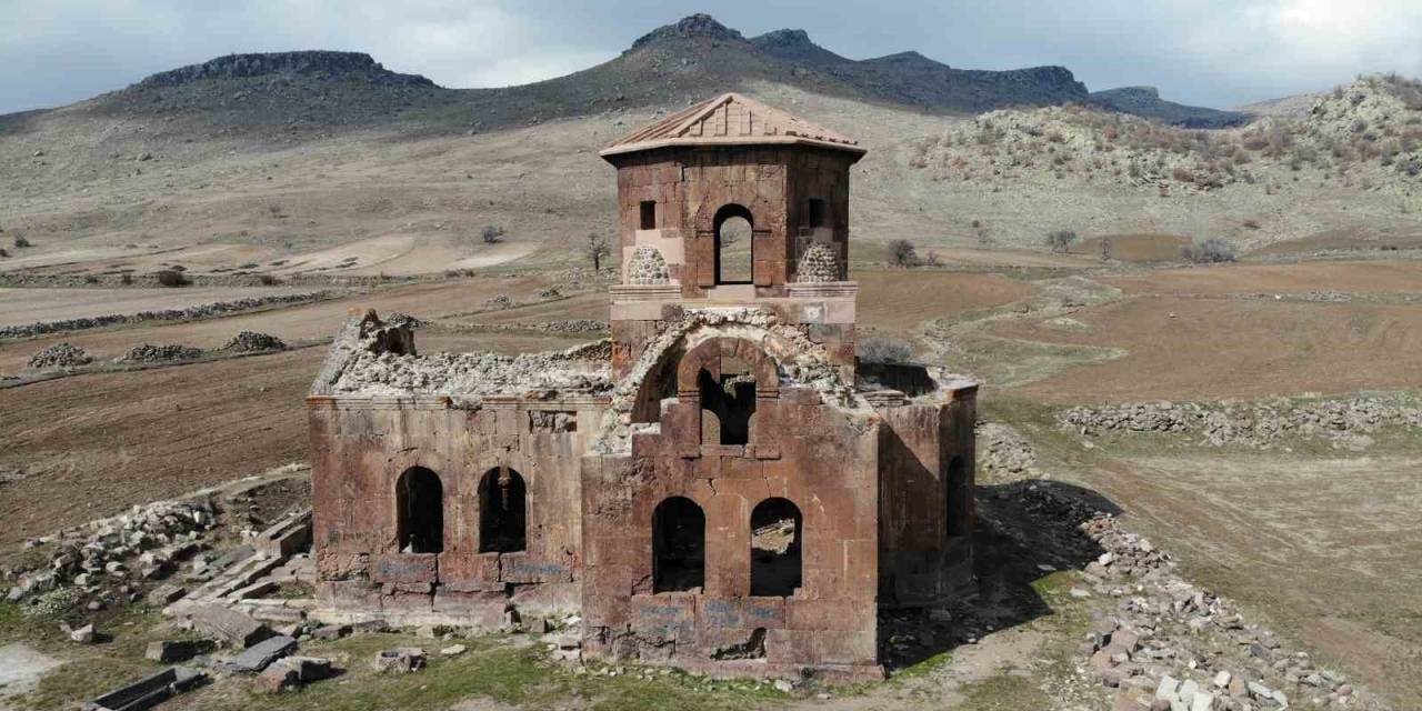 Kızıl Kilise Bin 500 Yıllık Tarihi İle Ziyaretçilerini Cezbediyor