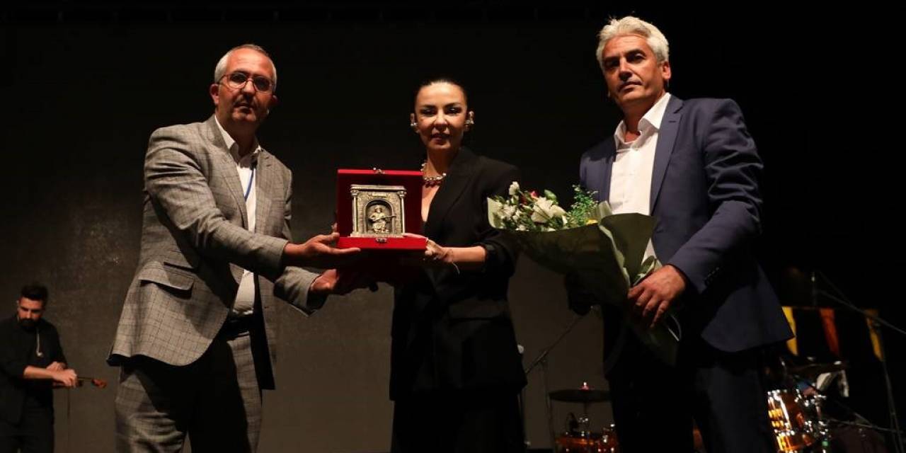 Geceye Damgasını Vuran Fatma Turgut Sahne Performansıyla Büyüledi