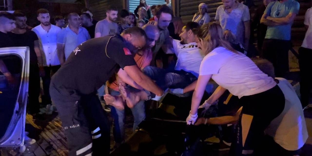 Hızla İlerleyen Otomobil Servis Aracına Çarptı : 5 Yaralı