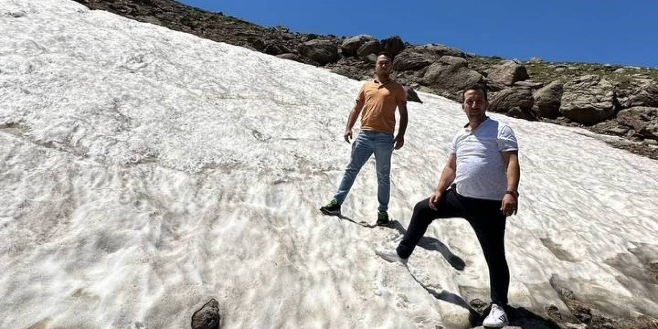 Temmuzda 2 Bin 900 Rakımlı Yaylada Kar Topu Oynadılar