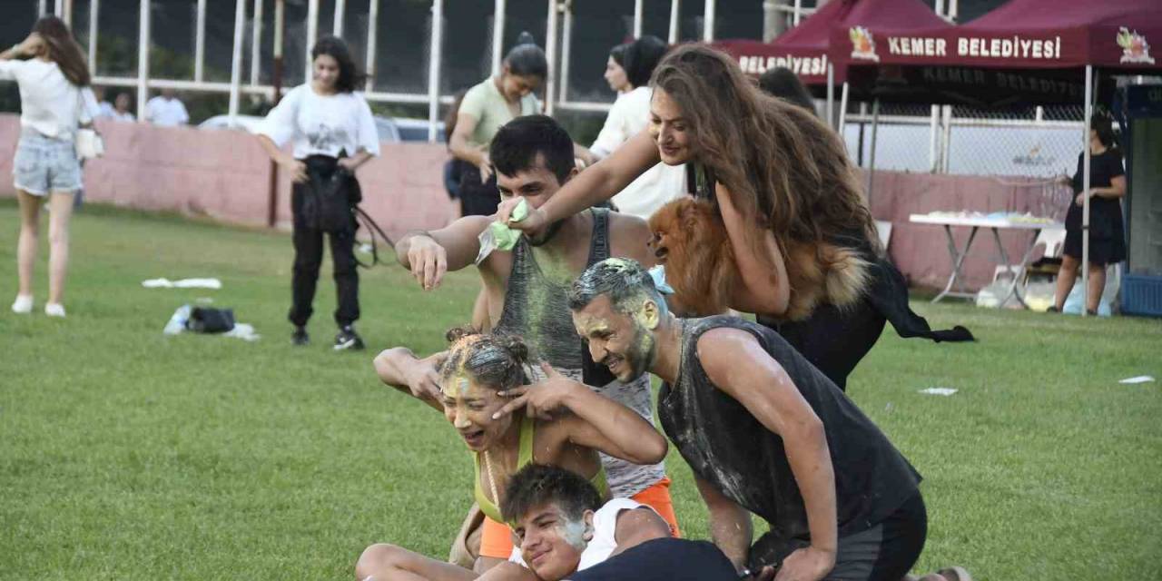 Kemer’de ‘renkli’ Festival