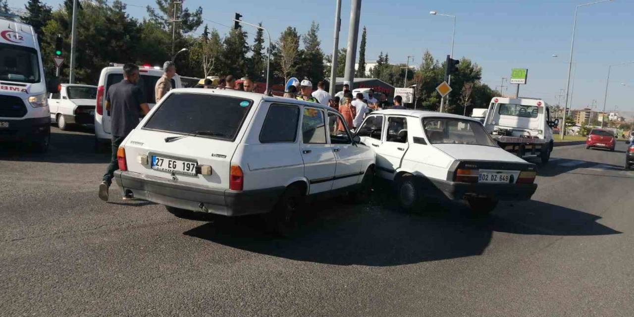 İki Otomobilin Çarpıştığı Kazada 5 Kişi Yaralandı