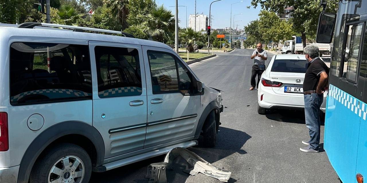 Hafif Ticari Araç İle Otomobil Çarpıştı: 1 Yaralı