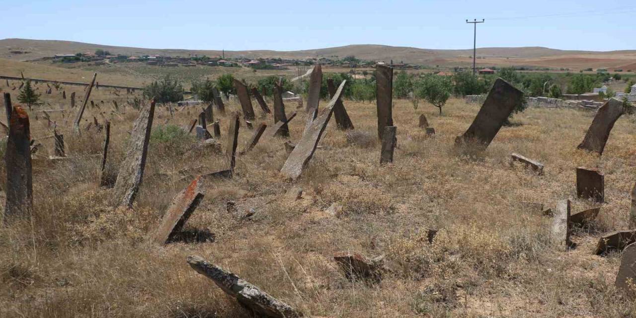 Ankara’da Selçuklu Mezar Taşlarını Andıran Şahideler Merak Uyandırıyor